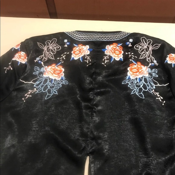 Beautiful embroidered kimono - Picture 7 of 8